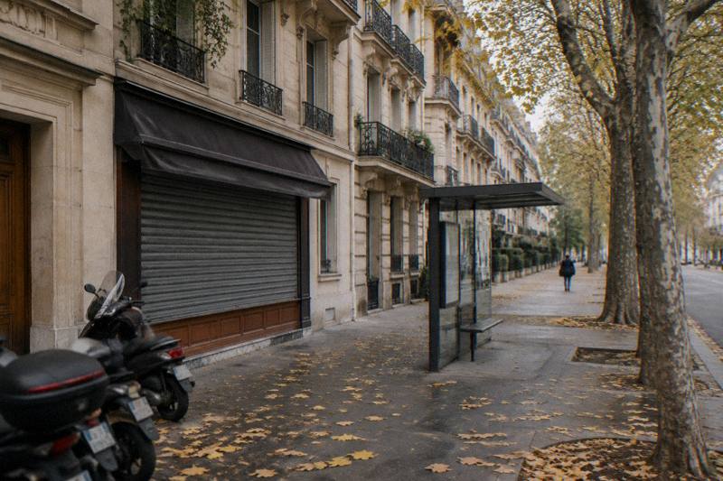 Paris XV large Vaugirard metro studio near the Parc des Expositions